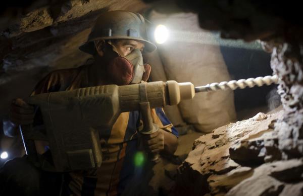 Peru'da altn madeninde alan bir ii.