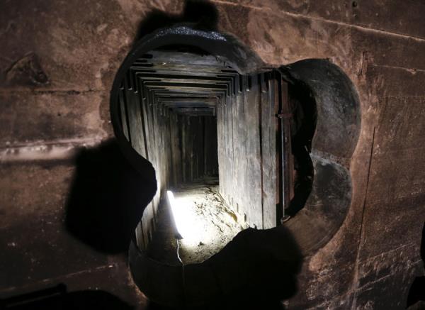 Berlin'de bir bankay soymak iin, hrszlarn kazd tnel. Yaklak olarak 30 metre uzunluunda tnel kazan hrszlar, daha sonra polis tarafndan yakalanm.