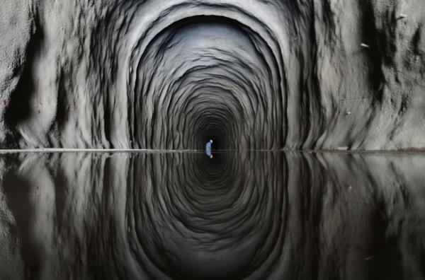 Maaralar ve tneller, insan hayatnn daima bir paras olmulardr. Maden aratrmalar, arkeolojik almalar, depo veya yaam alan olarak kullanlmas gibi pek ok sebeple yer altna inan insanlk, artk bu ilgin yaplar hakknda ok daha fazla bilgiye sahip. te dnyann drt bir yanndan ekilmi harika grntler ile doann gizli harikas: Yer alt dnyas.    <br>  Brezilya'daki Cuncas II tnelinde alan bir ii.