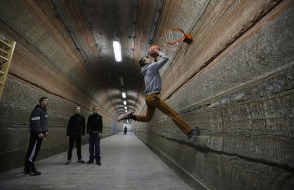 Minsk'deki tuz madeninde oynayan ocuklar. ocuklarn burada olmasnn sebebi iste burada bir maara terapisi merkezi bulunmas. Buraya tedavi olmaya ise ylda 7 binden fazla insan geliyor.