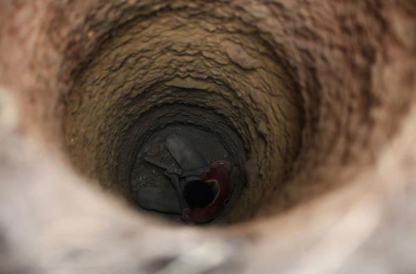 Fildii Sahili'nde altn bulmak iin yeri kazan bir madenci.