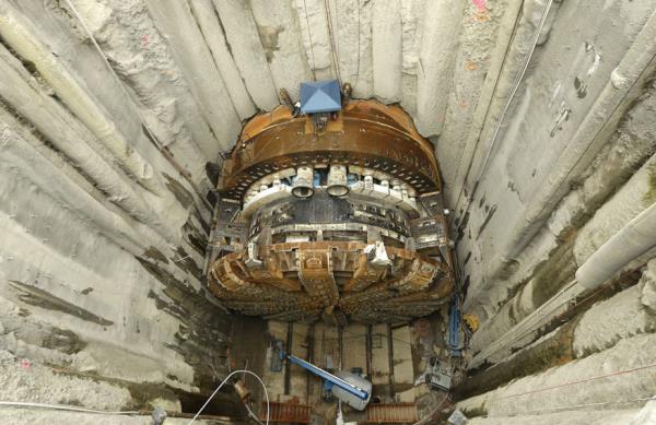 Devasa byklkteki bir tnel delme makinas.