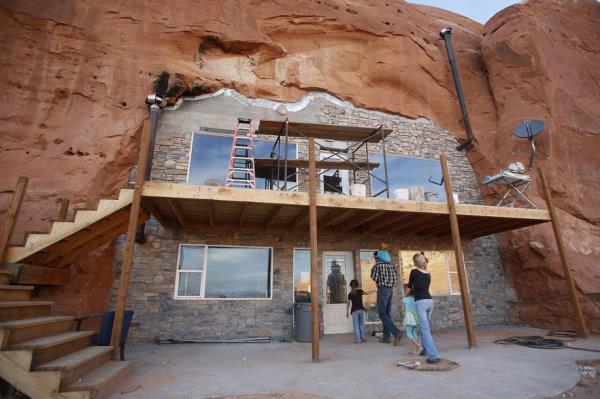 Utah'da bulunan ve iinde yaklak 100 kiinin yaad bir yardm kuruluunun kocaman bir kaya iine yaplm binas.