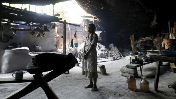 50 yldr yaad maarada poz veren Francisca Gomez. evredeki insanlardan yardm alan ve ayrca satt odunlarla ok az olsa da para kazanan Gomez, halinden olduka memnun.