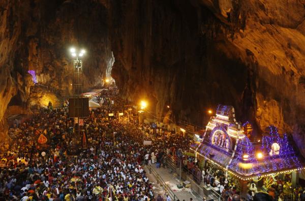 Batu Maaras Tapnanda toplanan Hindular.