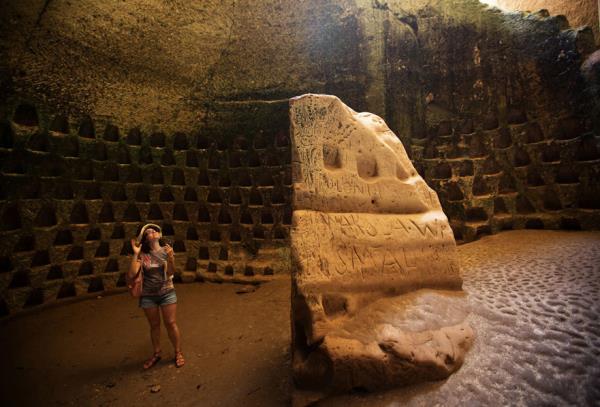 srail'deki Columbarium maarasn ziyaret eden bir turist.