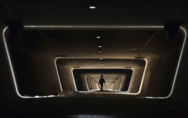 in'de yeni yaplan tren yolunda yryen bir ii.