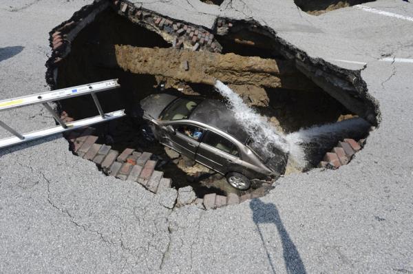 Ohio'da yerin yarlmas ile ortaya kan su kanalnda kurtarlmay bekleyen Pamela Knox.