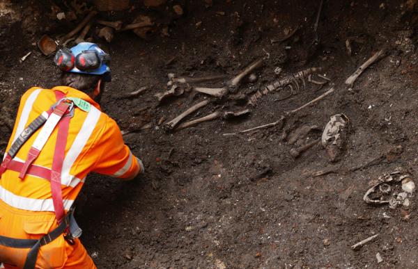 Liverpool'da bir hastanenin yanndaki mezarlardan iskeletleri karan arkeolog.
