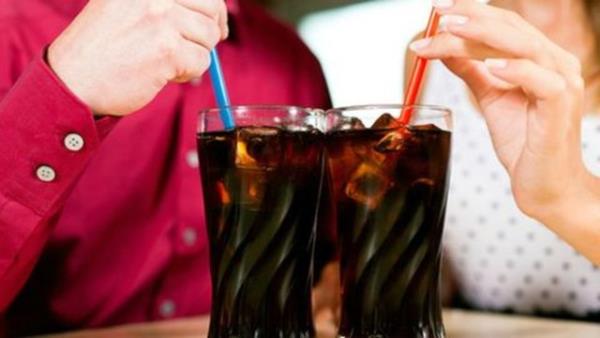 Amerikallarn yaklak yars, &#8220;belli bir gnde&#8221; veya bu gnn yarsnda 200 ya da daha fazla kalori getiren ekerli iecekleri tketmedir.