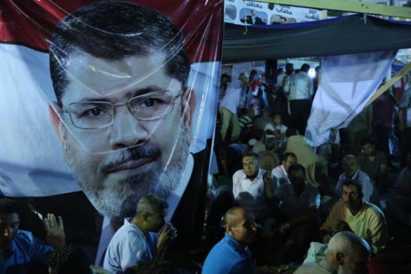 Msr'da, darbe kart yz binlerce kii, bata bakent Kahire olmak zere 27 ayr kentte dzenlenen gsterilerde darbeyi protesto etti, ordunun ynetime el koymasyla grevinden alnan lkenin seilmi ilk Cumhurbakan Muhammed Mursi'ye destek verdi.