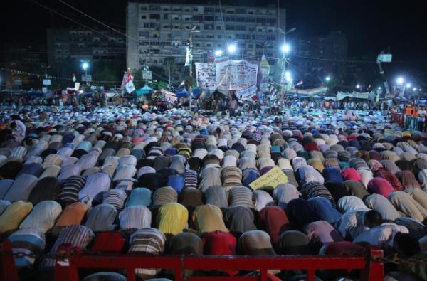 Darbe Kartlar Koalisyonu'nca lke genelinde "Milyonluk ehitler" sloganyla dzenlenen gsterilerde, Savunma Bakan Abdulfettah es-Sisi ve darbe kart sloganlar atld, olaylarda hayatn kaybedenlerin posterleri tand.