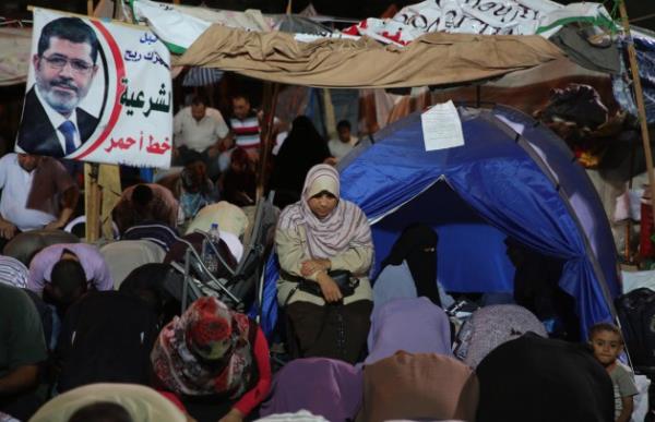 Kahire'deki gsteriler, Rabiatul Adeviyye ve Nahda Meydan ile Msr stihbarat Merikezi binas nnde younlat.