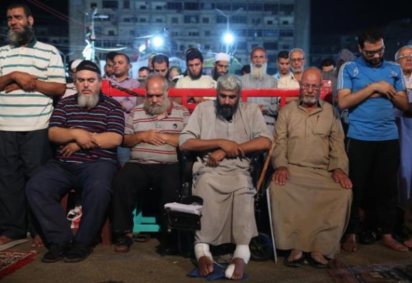 Gneydeki Luksor, Asvan, Asyut kentleri ile Svey Kanal boyunca yer alan Svey, smailiye ve Port Said kentlerinde de darbeye kar yryen halk, Mursi'nin bir an nce serbest braklmas ve grevine geri dnmesini talep etti.