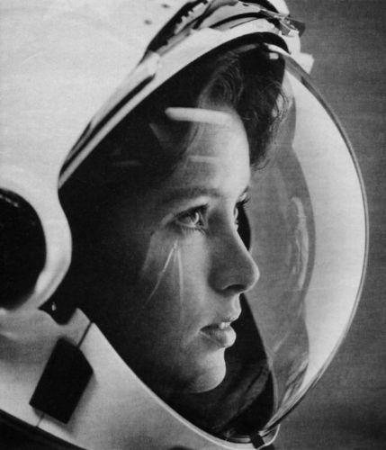 Anneler Uzayda! - 1985  <br>  Uzaydaki ilk anne, astronot Anna Fisher&#8217;n, Life dergisinin kapana kan fotoraf.