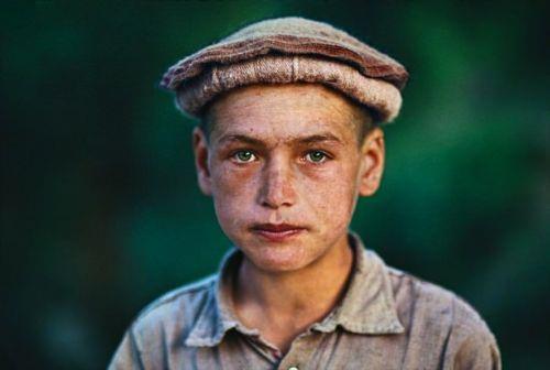 National Geographic&#8217;in nl fotoraf &#8220;Afganl Kz&#8221;n fotorafs Steve McCurry&#8217;nin objektifinden bu kez de &#8220;Yeil Gzl Afgan ocuk&#8221;.