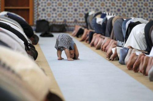 Ramazan&#8217;n ilk gnnde Fransa&#8217;daki Strasbourg Byk Camii&#8217;nde cemaat le namazn klarken bir ocuk da namaz klan yetikinleri taklit ediyor.