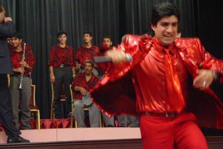 &#8216;Asmal Konak&#8217; dizisinde canlandrd Seymen Aa tiplemesiyle hretin doruuna kan zcan Deniz, 13 yanda yeni yetmeyken zmir pavyonlarnda ark sylemeye balad.