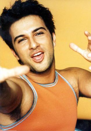 Hayatn kazanmak iin yapt ilk i tezgahtarlkt. Daha sonra skdar Musiki Cemiyeti&#8217;ne devam etti. Mzik sevgisi ar basnca mzie arlk verdi ve dnlerde ark sylemeye balad.