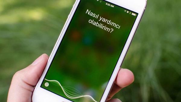 Siri de yenileniyor<br>    Getiimiz aylarda Trke anlamaya ve cevap vermeye balayan Siri&#8217;deki yenilikler tantld. Siri'ye u ana kadar 1 milyar kez soru sorulduu akland.