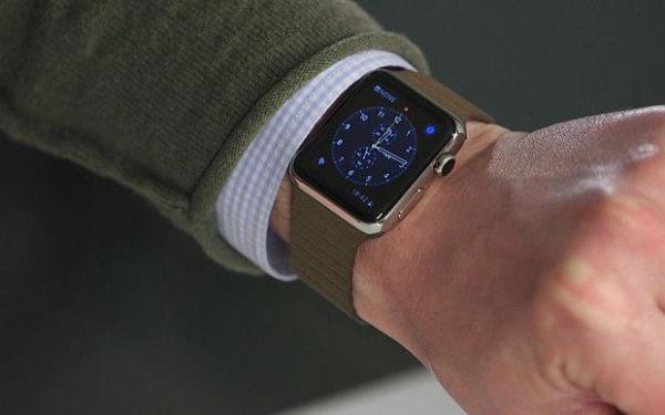 WatchOS 2.0 tantld  <br>  Apple&#8217;n akll saat modeli Apple Watch&#8217;un iletim sistemi tamamen yenileniyor.