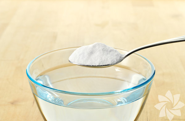 Ya lekesini karmak iin birebir. Nasl m? Ya dklen blgeye karbonat dkn ve azck su damlatn brakn 2 saat emsin sonra silin.