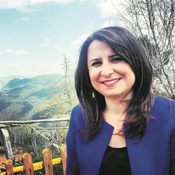 LGBT&#8217;ye imza att!  <br>   LEM Z: Dengir Mir Mehmet Frat ile birlikte Mersin&#8217;den milletvekili seilen ilem z, LGBT Haklar Szlemesini imzalayan bir milletvekili olarak mecliste olacak. Mersin&#8217;de siyasi almalar yrtrken baka siyasi partilerden kadn adaylarla karlamadn belirten z,&#8221;Kadn adaylar alt sralarda maalesef. Mersin&#8217;de bir kadn l Bakan dahi gremedim. Her yerde dier siyasi partilerin erkek adaylaryla karlatm. Bu ok ac&#8221; dedi.