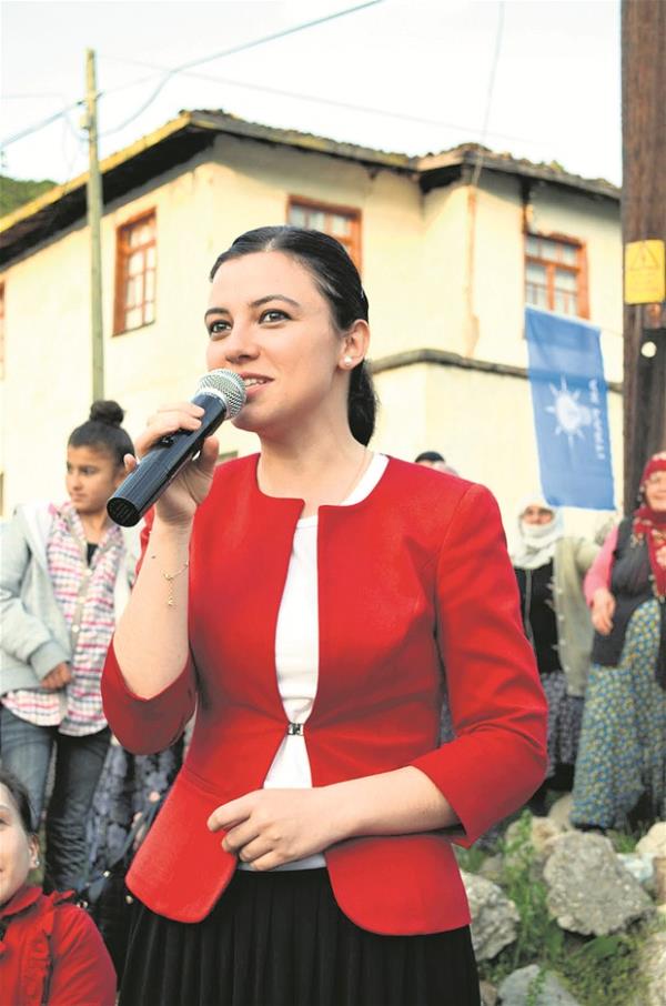 Meclis&#8217;in en gen vekili    <br>- FATMA GAYE GLER: Tokat&#8217;tan 2. sra aday olan ve Meclis&#8217;e gelen 1988 doumlu olan Fatma Gaye Gler, Ak Parti&#8217;nin en gen milletvekili oldu. Genler olarak siyasetin iinde var olan kiiler olduklarn ve Trkiye&#8217;nin gen nfusu ile vnen ve arts olan bir lke olduunu vurgulayan Gler, partisinin genlere nem verdiini syledi.