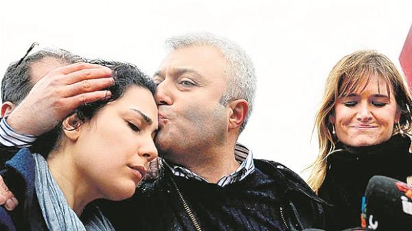 Silivri&#8217;den 5 yldan sonra<br>    - TUNCAY ZKAN: Ergenekon davasnde 5 yl tutuklu kalan gazeteci-yazar Tuncay zkan, tutuklu olduu dnemde bamsz aday olarak seime girmi ancak kazanamamt. zkan zmir&#8217;den vekil seilerek meclise girmeye hak kazand.