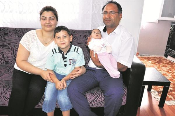 Em Roman em sepeti!    <br>- ZCAN PURU: zmir&#8217;de en dikkat ekici isim CHP&#8217;nin Roman aday zcan Puru. 1. Blge&#8217;den vekil olan isimlerden. Seim baarsn ailesiyle paylaan zcan Puru, &#8220;2015 bizim ylmz oldu. Benim adaylm kesinleince birka gn sonra kzm dnyaya geldi. Biz de ismini &#8217;Mjde&#8217; koyduk.