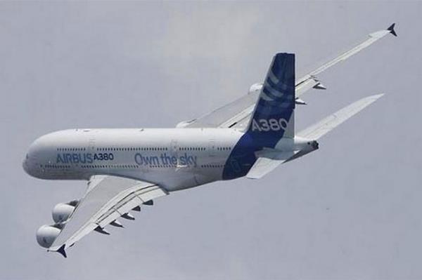Airbus A380: Airbusn yeni modeli de gsteri uuu yapan uaklar arasnda yer ald.