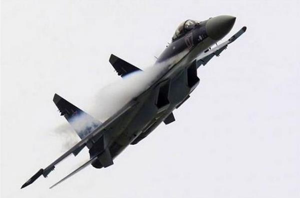 Sava ua Sukhoi 35nin gsteri uuundan bir kare.