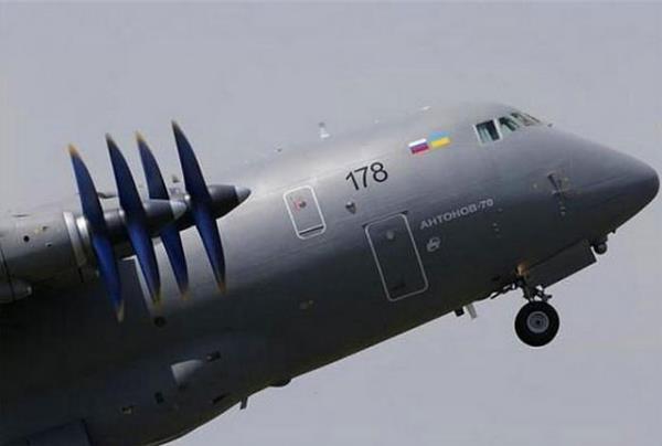 Antonov An-70, askeri bir uak olan modelde fuarn alnda gsteri uuu yapan uaklar arasndayd.