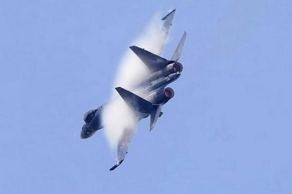 Baka bir sava ua olan Sukhoi Su-35 yine gsteri uuunda.