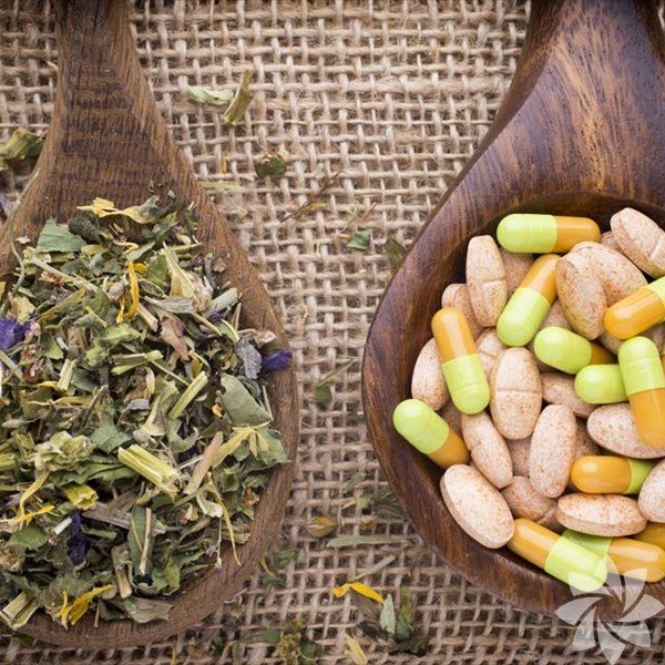 Aznzn kelerinde atlaklar<br>  Demir, inko ve Niasin (B3), riboflavin (B2), B12 gibi vitaminlerin eksikliini gsterir. Eer bir vejetaryenseniz, baklk sistem,iniz iin gerekli proteinleri ve vitaminleri ihmal ediyor olabilirsiniz. Yapmanz gereken, daha fazla tavuk, somon, ton bal, yumurta, istiridye, gnete kurutulmu domates, paz, tahin, fstk yemek olmaldr. Demir emilimi, ayn zamanda enfeksiyonlar da nleyen, C vitamini ile balantl olduu iin bu besinleri brokoli, krmz dolmalk biber, lahana, karnabahar gibi sebzelerle birlikte tketmelisiniz.