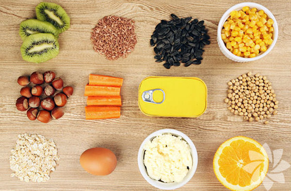 Yanaklar, kollar, uyluk ve popo zerinde akne benzeri krmz veya beyaz ilikler  Esansiyel ya asitleri ve A ve D vitaminleri eksikliinin habercisidir.  Zaten yapmanz gerektii gibi doymu ve trans yalardan uzaklap, doal yalara ynelmelisiniz. Keten, kenevir, somon, sardalye, ceviz, badem, fndk, yeil yaprakl sebzeler ve havu tketimine odaklanmalsnz.