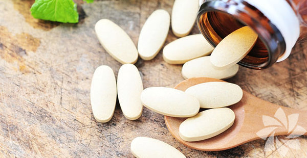 Ellerde, ayaklarda ya da baka blgelerde karncalanma, uyuma<br>  B12 ve folik asit(B9) gibi B vitamini eksikliklerinin gstergesidir. Dorudan periferik sinirlerle ilgili bir sorundur ve deride sona erer. Bu semptomlar, anksiyete, depresyon, anemi, yorgunluk ve hormon dengesizlikleri ile de birleebilir.  Yaplmas gereken, Ispanak, kukonmaz, pancar, fasulye yumurta, ahtapot, midye, istiridye, istiridye, ve kmes hayvanlarna ynelmek olmaldr.