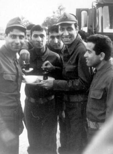 stanbul, Kkpazar'da dnyaya gelen Sunal, ilkokulu Mimar Sinan lkokulu'nda okudu, Vefa Lisesi'nden mezun oldu.    Yksek tahsiline Marmara niversitesi Gazetecilik blmnde balad.  renimi srasnda Emayeta Fabrikasnda alt, ayrca elektrikide raklk yapt.