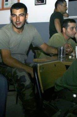 TV ekranlarnn en gzde aktrlerinden Kenan mirzalolu Edirne'nin Slolu ilesinde bulunan 54. Mekanize Piyade Tugay Komutanl'nda askerlik yapt.