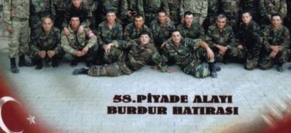 KEREM BURSN Gnei Beklerken dizisiyle tannan Kerem Bursin'in hayranlar internet zerinden baarl oyuncunun askerlik fotorafn paylat.