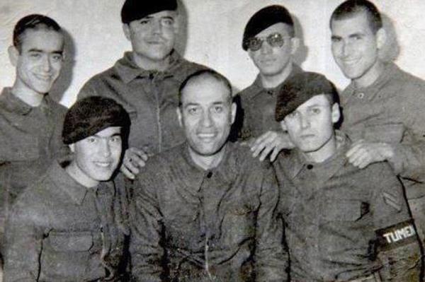 Kemal Sunal Asker Ocanda Trk sinemasnn glen yz Kemal Sunal'n bugne kadar bilinmeyen askerlik fotoraf ortaya kt. Sunal' 1981 ylnda Ankara Etimesgut'ta askerlik yaparken gsteren bu fotoraf Facebook'ta paylald.