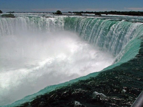 Niagara elalesinden dp hayatta kalabilen ilk insan olan Bobby Leach, evinde portakal kabuuna basarak dm ve i kanamadan lmtr