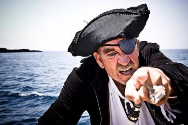 Kaptan korsanlarn taktklar tek gz bandnn amac, karanlk yerlere girildiinde karanla alma sresini yok etmektir.