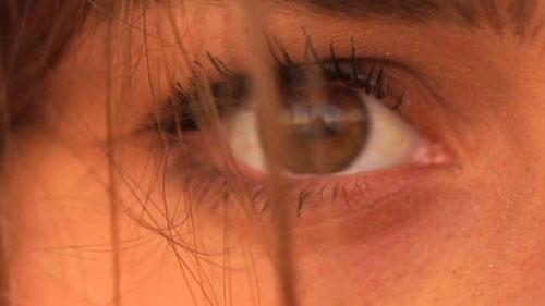 Gzlerin kalbin aynas olduuna, saklamak istediimiz duygular ele verdiine inanlr. Onlarn sadece beyinde olup bitenleri yanstmad, olaylar hatrlama ve karar alma srelerini de etkiledii dnlyor. Gzlerimiz srekli hareket halindedir. Bunlarn bir ksm bilinli hareketler olsa da ou bilin d yaplan kontrolsz hareketlerdir. Okurken rnein her bir kelime zerinde duran, sonra srayarak bir sonraki kelimeye geen hzl ve seri hareketler yapar.