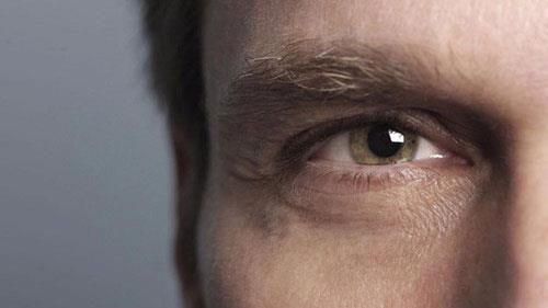 Bugn baz gz hareketlerimizin dnme srecimizi ifa ettiine dair veriler ortaya kyor.    Geen yl yaymlanan bir aratrma, gzbebei bymesinin karar alma srecindeki belirsizlik derecesiyle ilgili olduunu gsteriyor. Eer aldmz karar konusunda ok emin deilsek daha fazla uyarlma uyarlma hissederiz ki bu da gzbebeklerinin bymesine neden olur. Gzdeki bu deiim ise ne syleyeceimize dair ipular verir. Aratrmaclar, &#8216;hayr&#8217; demeyi huy edinmi temkinli bir insan &#8216;evet&#8217; demeye gtrecek karar ne zaman alacan ngrebilmiti.