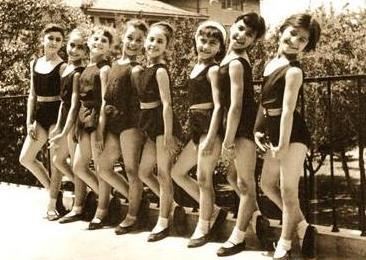 Bu karede soldan drdnc minik balerinin yz ve gl size de tandk gelmedi mi.. Yllar sanki Hlya Koyiit'in glne hi demeden gemi gibi.