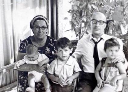 Baylgen anneannesi, dedesi ve kuzenleriyle birlikte.