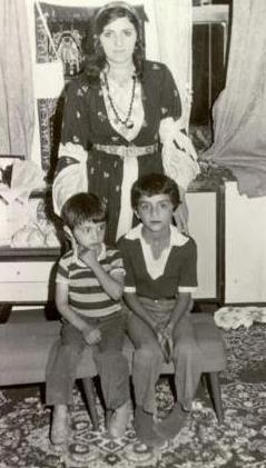 Erdoan'n albmnden bir kare daha. Annesi Sheyla Hanm o yllarda daha gencecik. iki olu Ylmaz ve Deniz ile objektiflere poz veriyor.