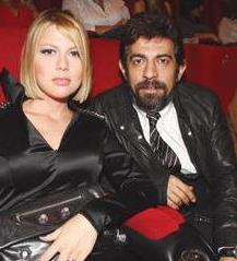 Baylgen bugn artk 40'l yalarnda ve bir kz ocuu babas oldu.