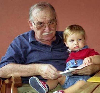 Akba'n aile albmnden bir kare daha.. Oktay ybar, Akba'n olu Ali ika ile birlikte.